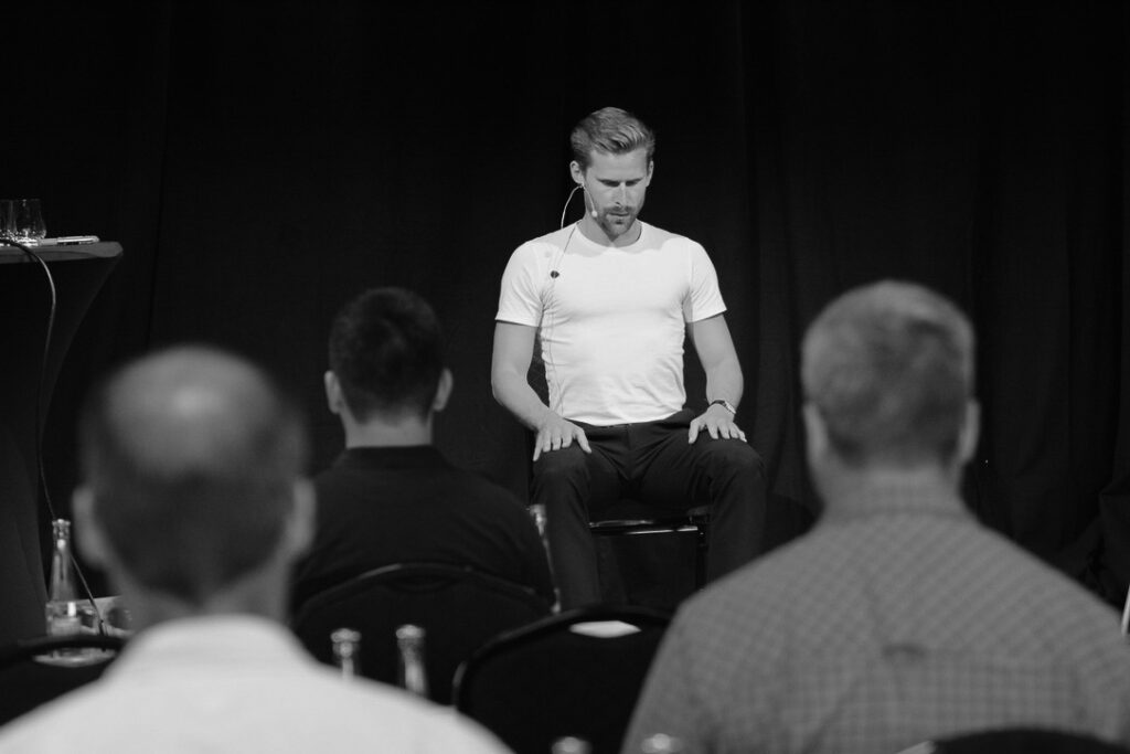 Ist es dir schonmal passiert, dass du deinen Aufgaben und Pflichten nachgegangen bist, obwohl du eigentlich das Bedürfnis nach Ruhe verspürt hast? Vermutlich kannst du diese Frage eindeutig bejahen. Und sogar wenn Zeit da ist, nehmen wir uns sie oftmals nicht. Im letzten Guide haben wir bereits festgestellt, wie negativ sich die permanente Bombardierung von Reizen auf uns auswirken kann und wie wichtig es im Umkehrschluss ist, unserem Gehirn Pausen zu ermöglichen. Ich habe die erste Folge der Serie „Headspace“ angeschaut und meine Erfahrungen, Gedanken und Eindrücke, sowie erste hilfreiche Techniken festgehalten.